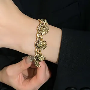 Vista dettagliata del bracciale vintage con testa di leone dorata su polso femminile