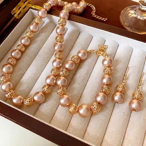 Ensemble Bijoux Vintage Français Perle Artificielle Champagne Alliage Or Creux Géométrique Collier Bracelet Boucles Femme