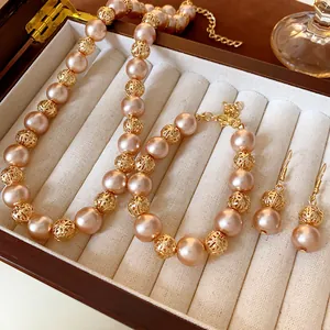 Vue détaillée de la parure de bijoux vintage en perles de champagne et perles dorées.