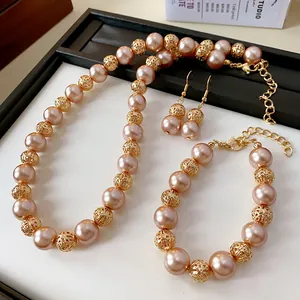 Vue détaillée d'une parure de bijoux vintage avec perles champagne et perles en filigrane.