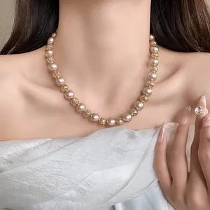 Gros plan d'un collier de perles rétro français avec des perles filigranées