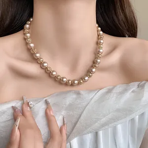 Gros plan d'un élégant collier de perles vintage français avec des perles en or creuses