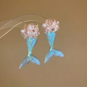 Elegante Meerjungfrauenschwanz-Ohrringe mit schillerndem Glas und Perlen