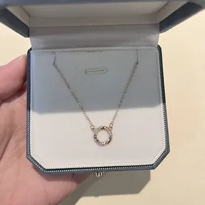 Dettaglio collana anello Mobius oro rosa con zirconi in confezione regalo