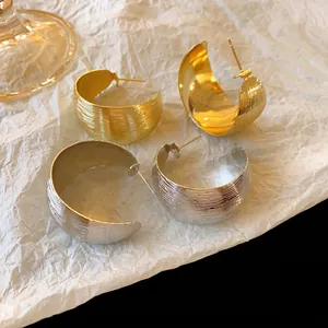 Orecchini a Bottone a Cerchio in Ferro a Forma di C Geometrici Con Perno in Acciaio Inossidabile Stile Chic per Pendolari da Donna