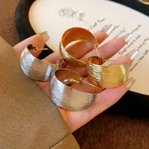 Orecchini a cerchio a forma di C a righe minimalisti in oro e argento con perni in acciaio