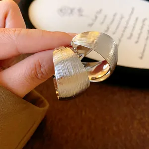 Primo piano della texture a righe verticali degli orecchini a cerchio a forma di C