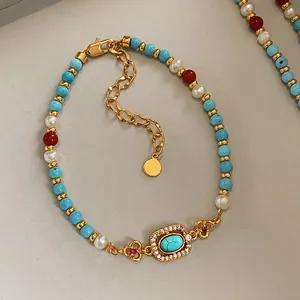 Vue rapprochée d'un bracelet vintage en perles avec pierres turquoise et perles blanches