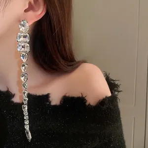 Eleganti orecchini a nappa in argento con cristalli a goccia scintillanti a cascata.