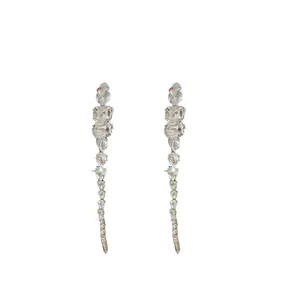 Eleganti orecchini lunghi a nappa in argento con cristalli scintillanti per donna.
