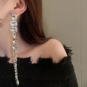 Dettaglio orecchino a nappa lunga con strass su modella, mostra cristalli scintillanti
