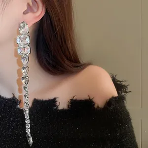 Dettaglio di orecchini a nappa con strass lunghi e cristalli a forma di goccia d'acqua