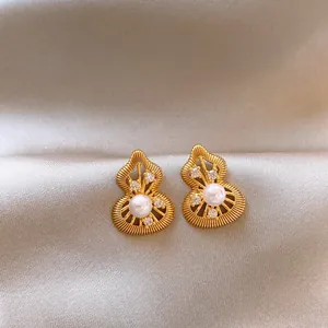 Detaillierte Ansicht eleganter hohler Kürbis-Ohrstecker mit weißen Perlen und Zirkonia-Akzenten