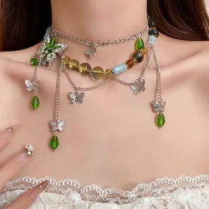 Elegante collana a strati farfalla e perline di vetro per donna stile trendy e moderno