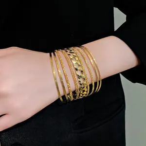 Élégant ensemble de bracelets joncs dorés évidés géométriques au style chic.