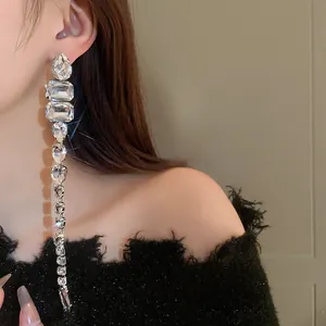 Eleganti orecchini lunghi con nappe di strass e accenti di cristallo a goccia