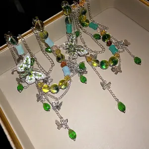 Squisita collana con farfalla, perline verdi, strass brillanti e smalto vintage