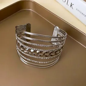 Bracelet jonc ajouré géométrique multicouche argenté pour femme avec un design minimaliste moderne