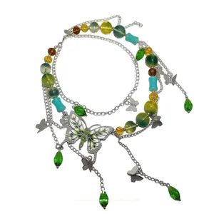 Elegante collana a farfalla a strati con perle di vetro colorate e catene d'argento