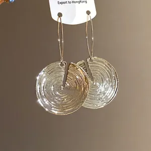 Elegante goldfarbene runde Tropfenohrringe mit feiner konzentrischer Textur