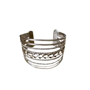 Bracelet manchette ouvert géométrique argenté avec un design à plusieurs fils superposés