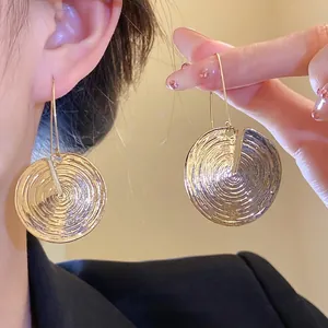 Vintage goldfarbene runde Ohrhänger mit einzigartigem konzentrischem Strukturdesign