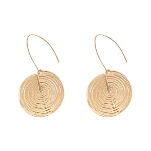 Elegante goldene runde Tropfenohrringe mit konzentrischen Ringen und minimalistischen Haken