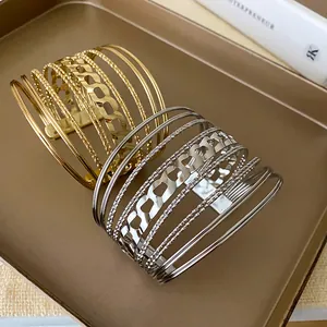 Vue macro détaillée de bracelets manchettes géométriques ouverts en finitions or et argent