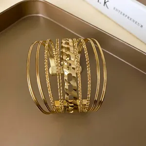 Vue détaillée d'un bracelet jonc doré ajouré à plusieurs rangs pour femmes chic