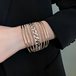 Vue détaillée de bracelets joncs argentés multicouches avec chaîne ajourée texturée