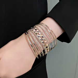 Vue détaillée de bracelets géométriques multicouches élégants sur un poignet.