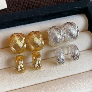 Pendientes de Botón con Forma de C y Textura Tejida Cruzada para Mujer Pendientes de Lujo de Cobre Chapados en Oro y Plata con Poste de Plata de Ley 925