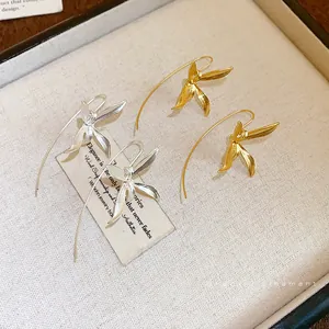 Orecchini a pendente a fiore di iris vintage in finiture oro e argento lusso