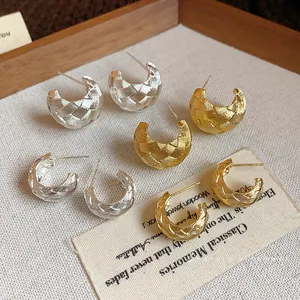 Pendientes de aro en forma de C con textura cruzada y postes de plata para mujeres elegantes
