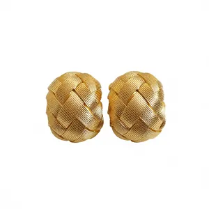 Elegantes pendientes de botón en forma de C dorados tejidos con acabado texturizado y plata