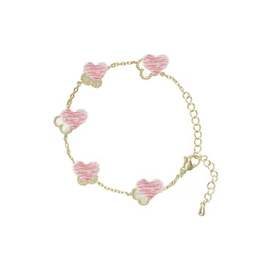 Elegante bracciale placcato oro 14K con ciondoli a fiore in madreperla e cuori rosa