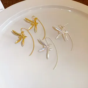 Eleganti orecchini a gancio con fiori di iris in oro e argento con petali lavorati