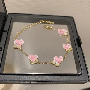 Vista dettagliata del bracciale placcato oro 14K con zirconi e fiori in madreperla