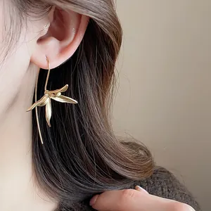 Eleganti monachelle a forma di fiore di iris dorato in stile vintage