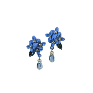 Prachtige blauwe bloem en blad oorknopjes met lichtblauwe druppelvormige hangers