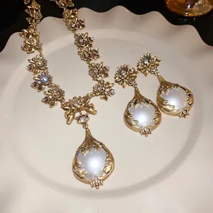 Luxuriöses Vintage-Schmuckset mit Blumenkette und passenden Tropfenohrringen