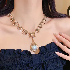Vintage Luxus-Halskette mit Perlen-Blumenanhänger und Kristallakzenten für Damen