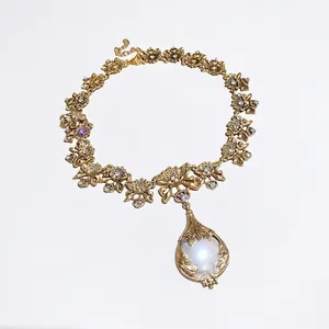 Vintage goldene Blumenkette mit großem Perlenanhänger und glitzernden Strasssteinen