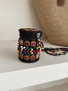 Collar monedero étnico bohemio hecho a mano con cuentas de colores sobre malla