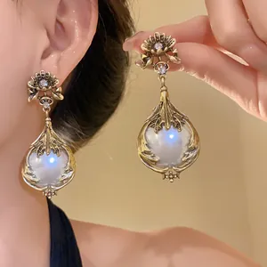 Detaillierte Nahaufnahme von Vintage-Blumenohrringen mit Strass und Perlenglanz.