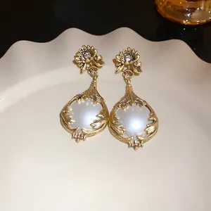 Vintage goldene Ohrhänger in Blumenform mit großem Perlen-Cabochon und Kristallen