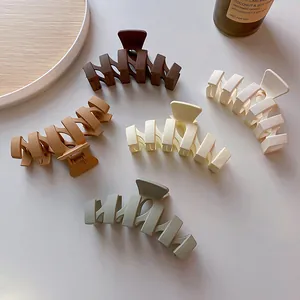 Ensemble de pinces à cheveux mates à vagues tons terre sur une surface neutre