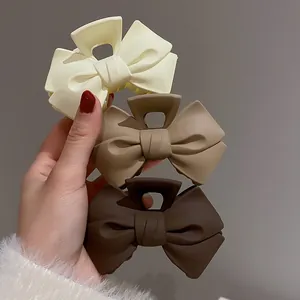 Lot de trois pinces à cheveux élégantes en forme de nœud mat aux tons marron neutre