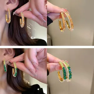 Orecchini a cerchio a C bohémien dorati con perle e cristalli colorati scintillanti