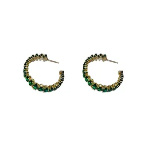 Eleganti orecchini a cerchio a C dorati con scintillanti pietre sfaccettate verde smeraldo